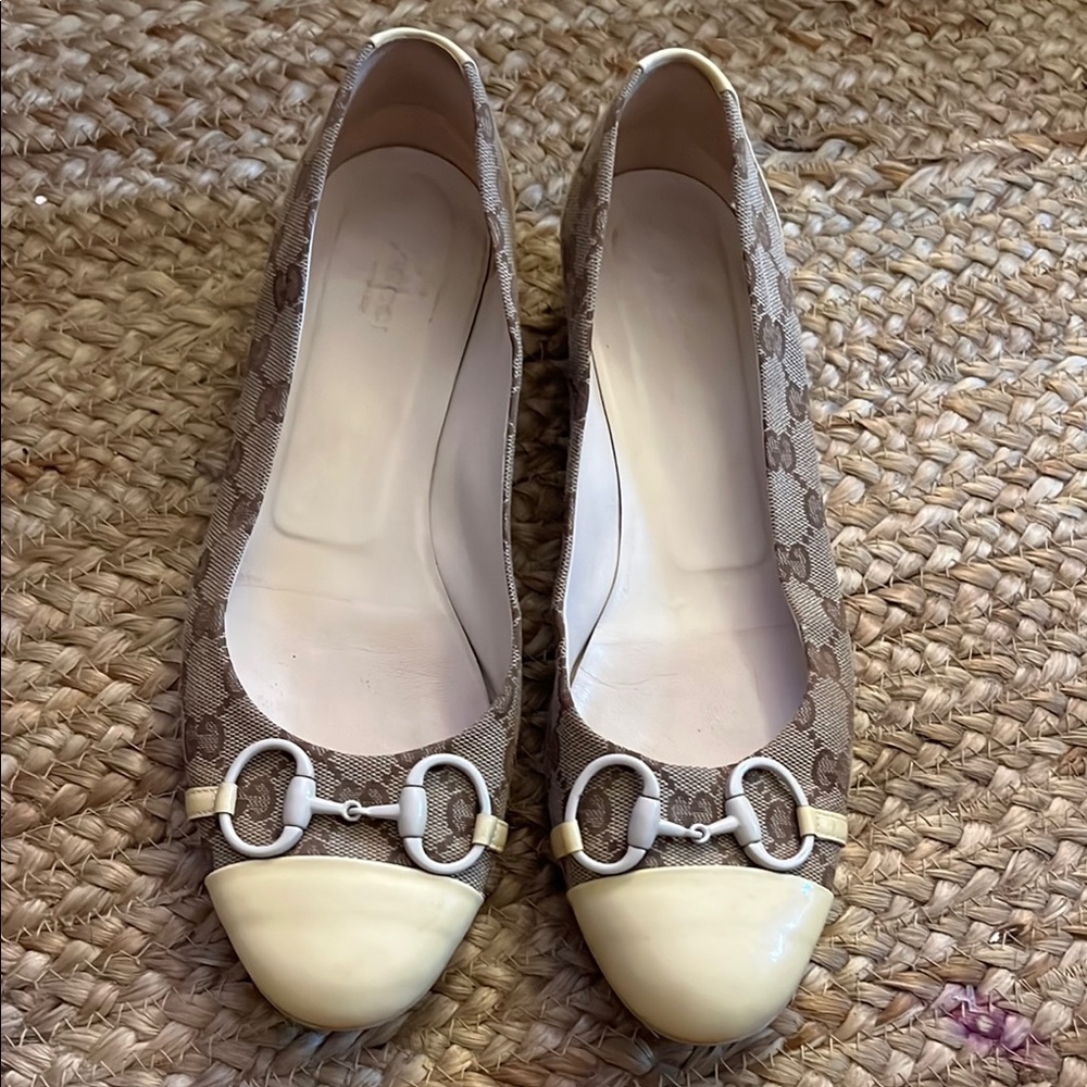 Gucci Tan and Cream Loafers with Metallic Accent